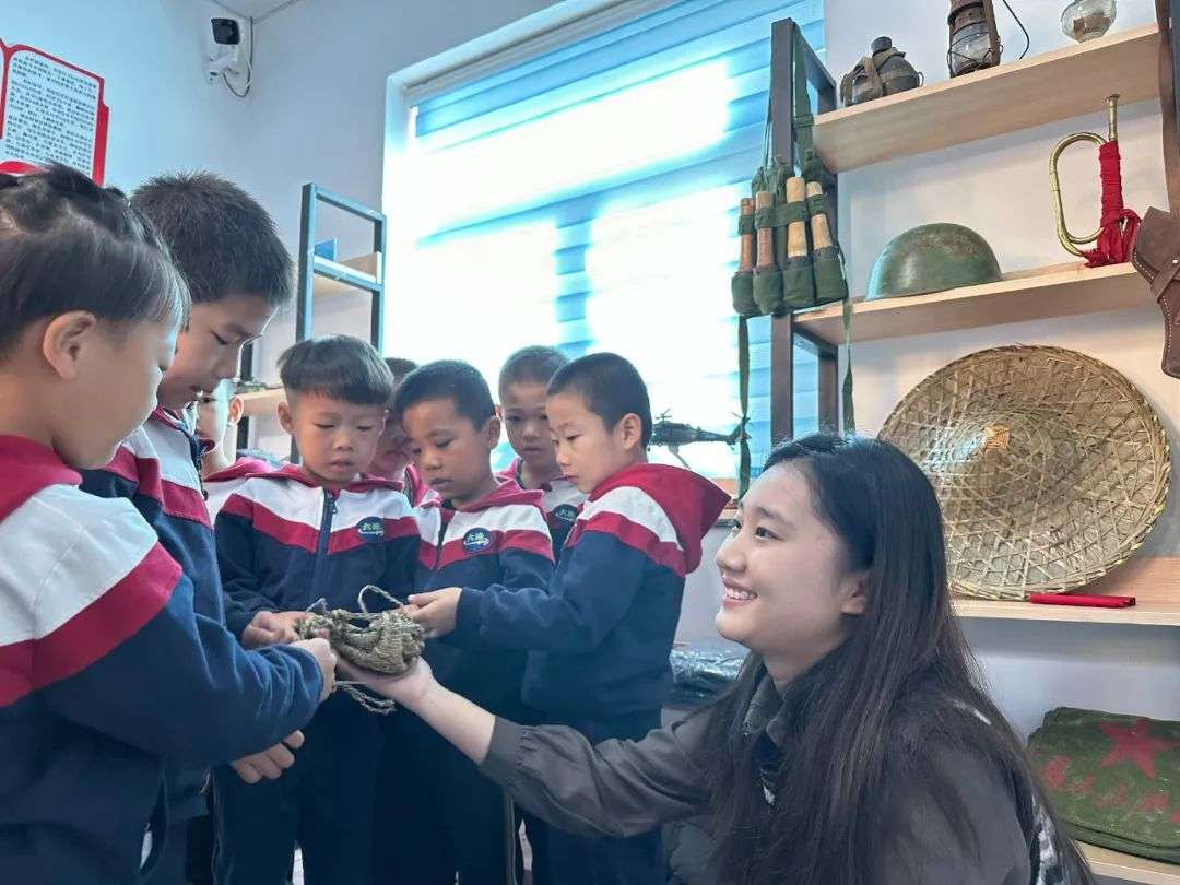 兴元社区建设青少年国防教育室 在孩子心中播撒爱国的种子